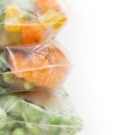 Warzywa zapakowane w torbie plastikowej